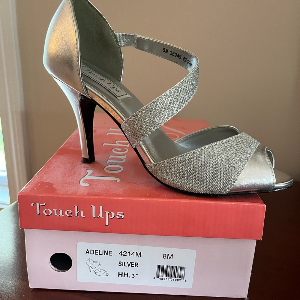 Cute strappy heels. No marks. Barely worn. Size 8. Silver. Very pretty.